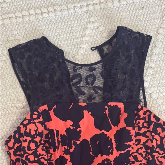 FRENCH CONNECTION | Navy and Coral patterned mini dress with lace on top sz 4 - Picture 3 of 5